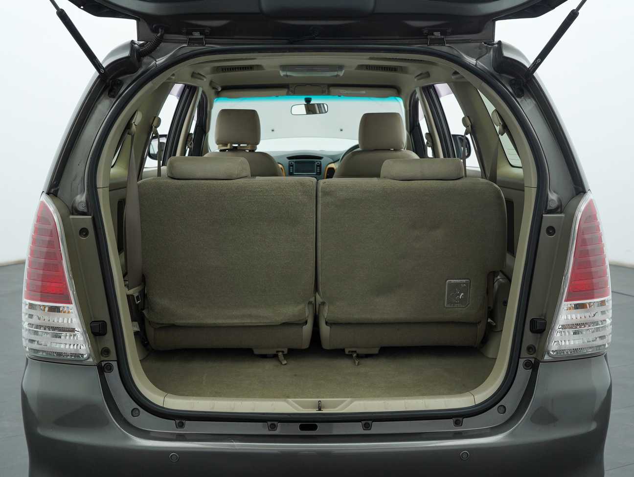 terpakai 2011 Toyota Innova G 2.0