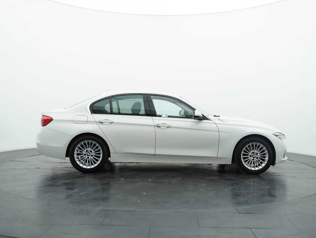 used 2019 BMW 318i Luxury 1.5