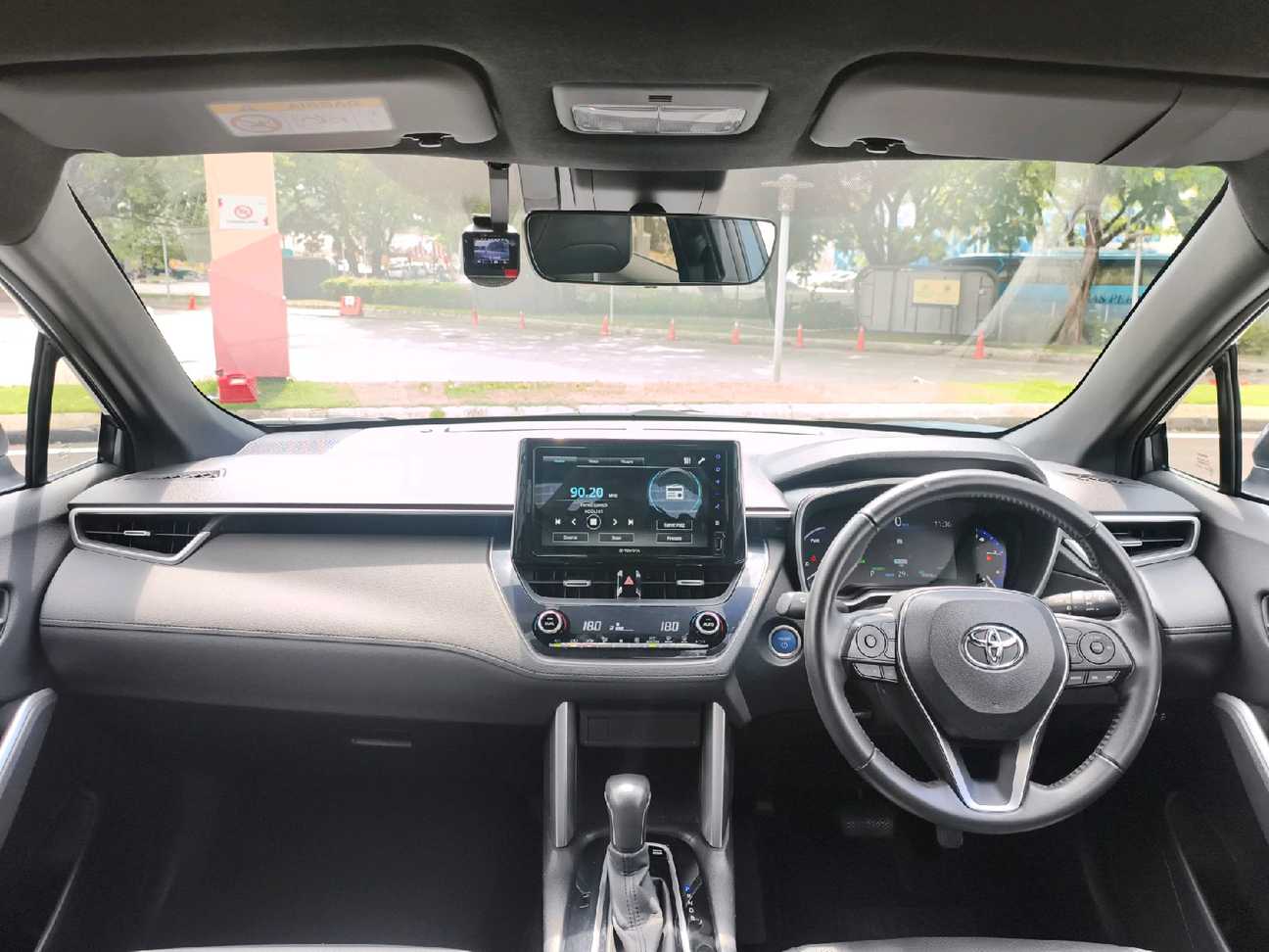terpakai 2022 Toyota Corolla Cross Hybrid 1.8
