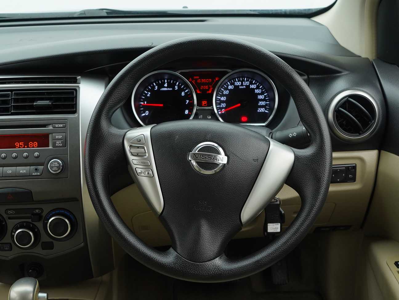 terpakai 2015 Nissan Grand Livina Comfort 1.6