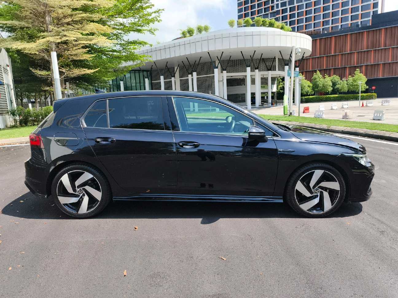 terpakai 2022 Volkswagen Golf TSI R-Line 1.4