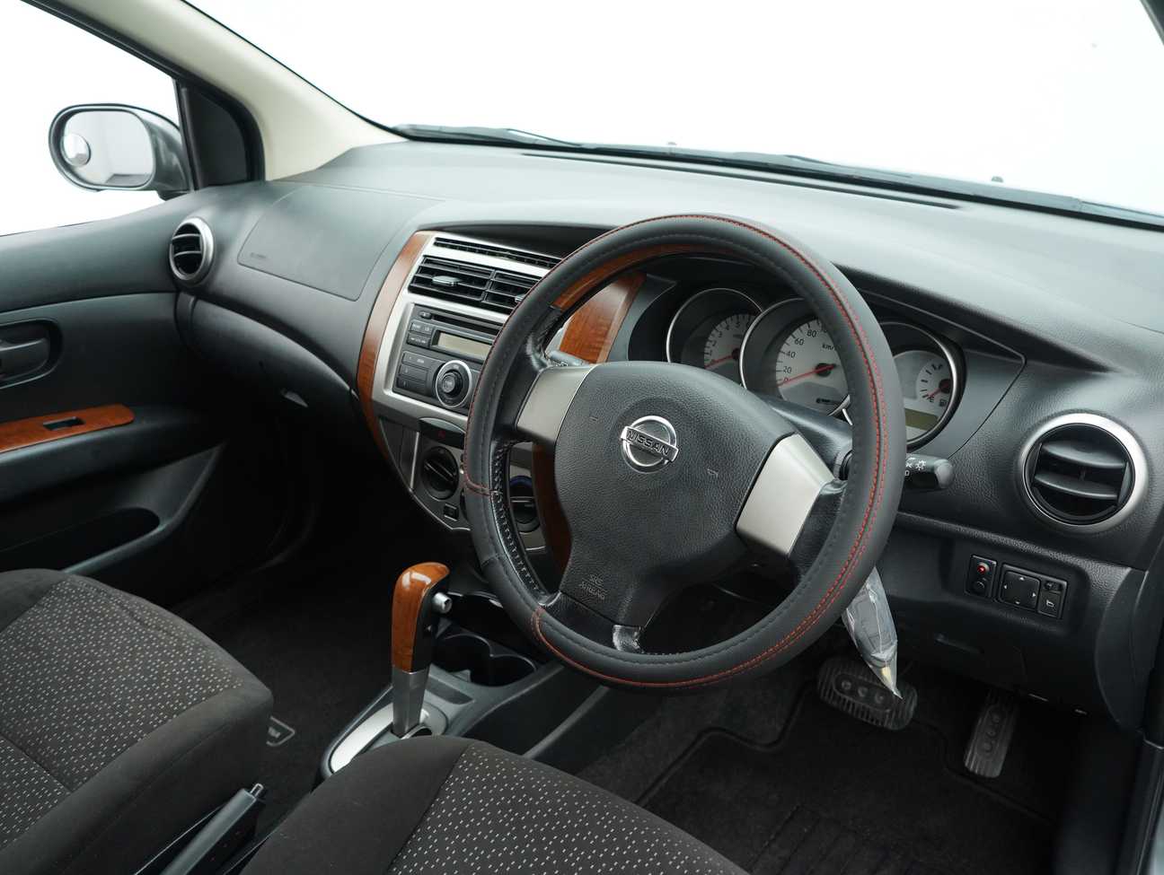 terpakai 2011 Nissan Grand Livina Comfort 1.8