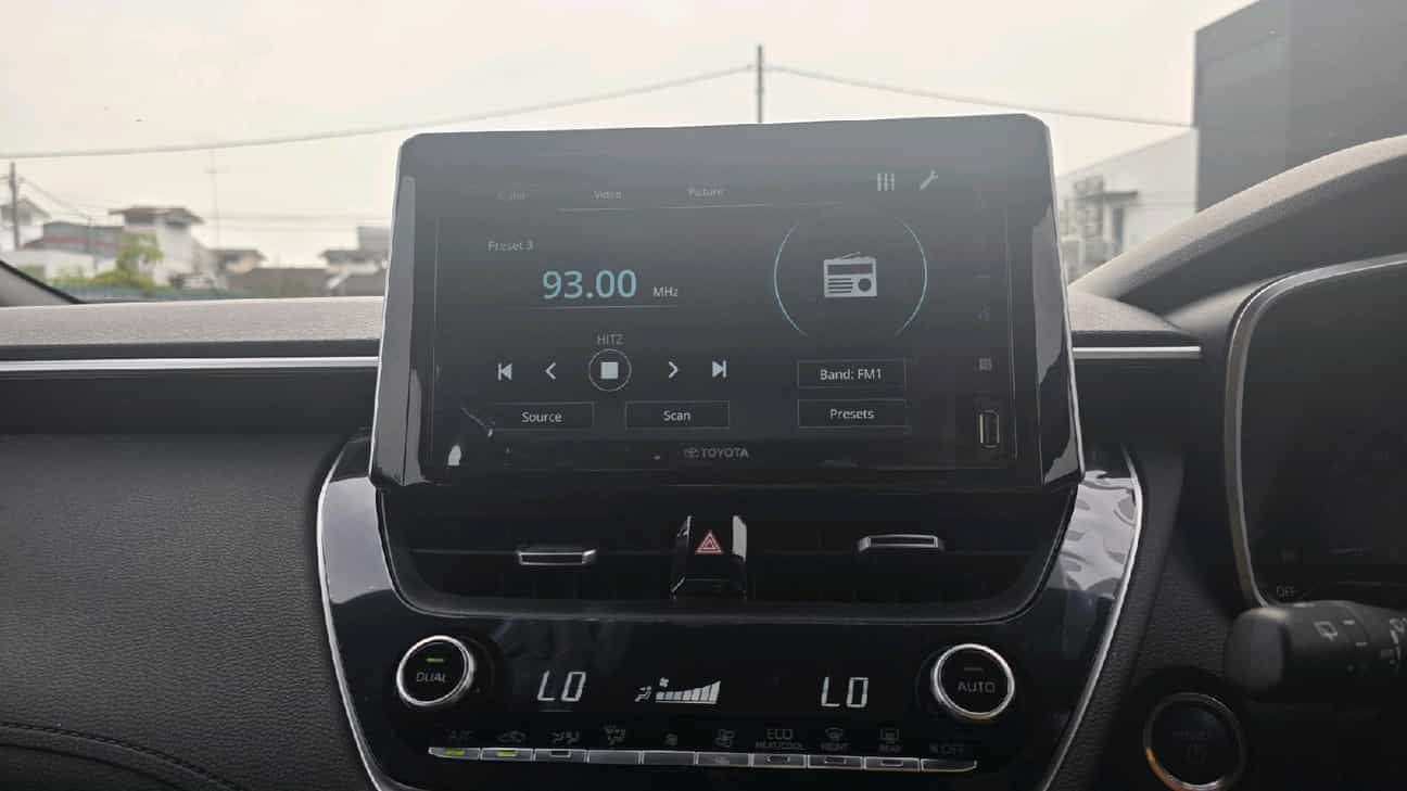 terpakai 2022 Toyota Corolla Cross Hybrid 1.8