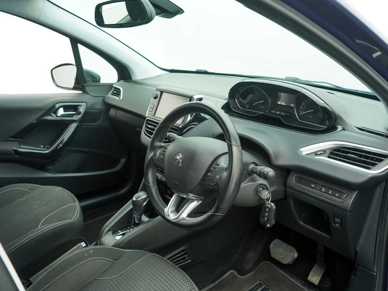 terpakai 2017 Peugeot 208 PureTech 1.2