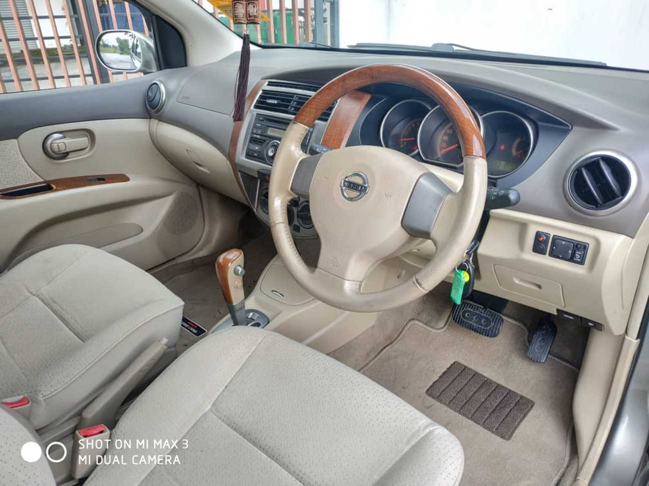 used 2010 Nissan GRAND LIVINA  1.8