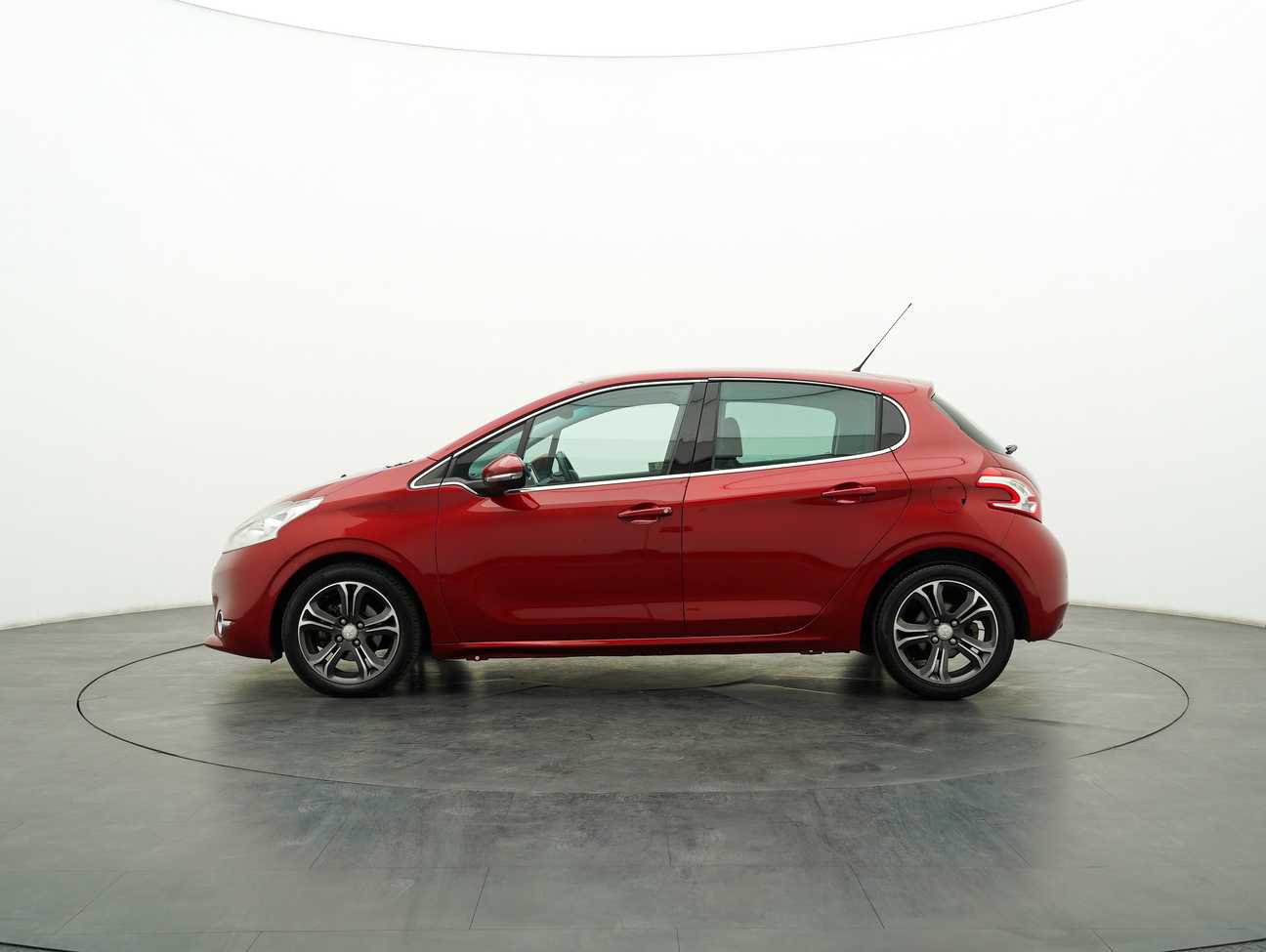 terpakai 2014 Peugeot 208 Allure 5 Door 1.6