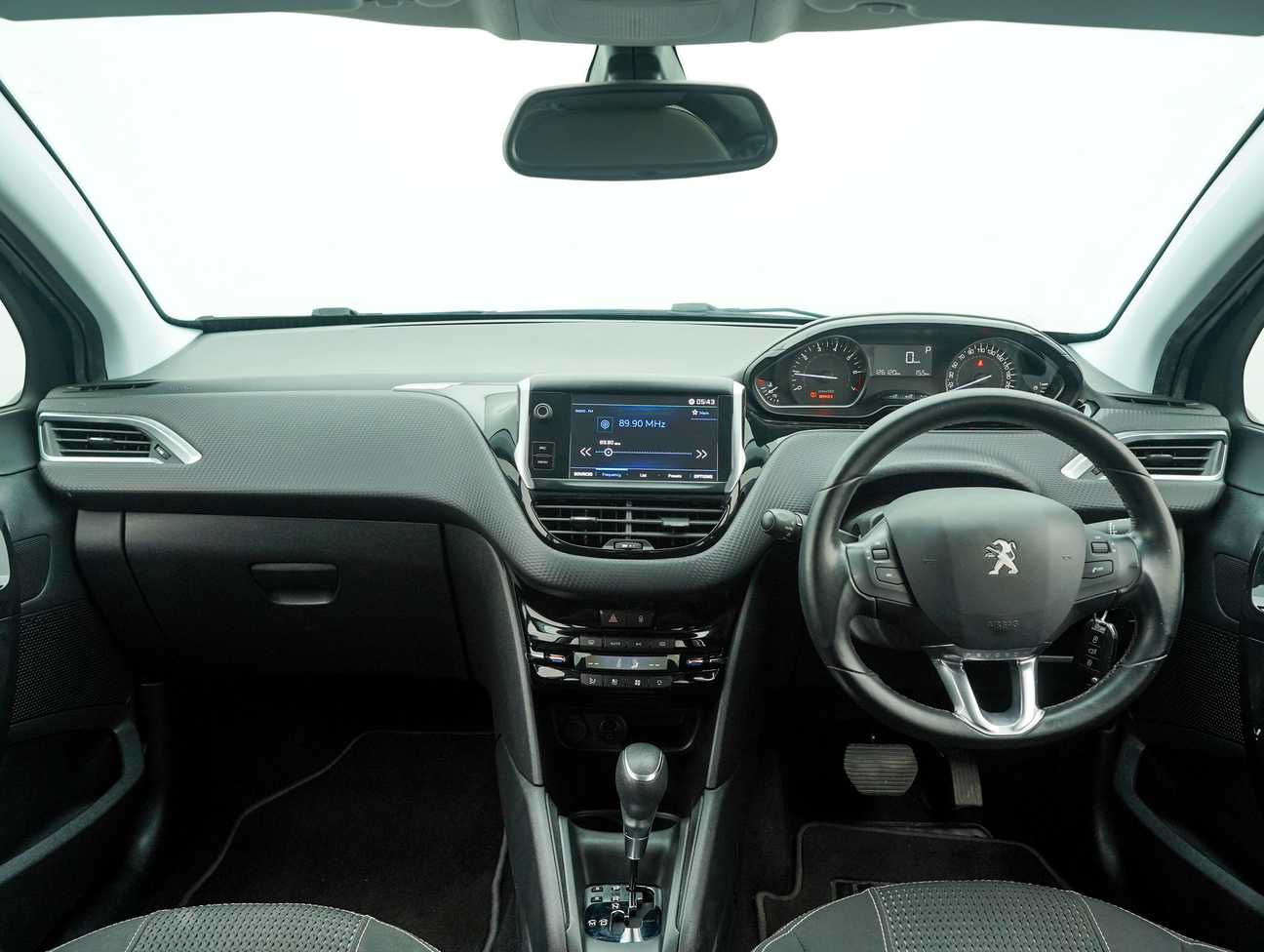 terpakai 2017 Peugeot 208 PureTech 1.2