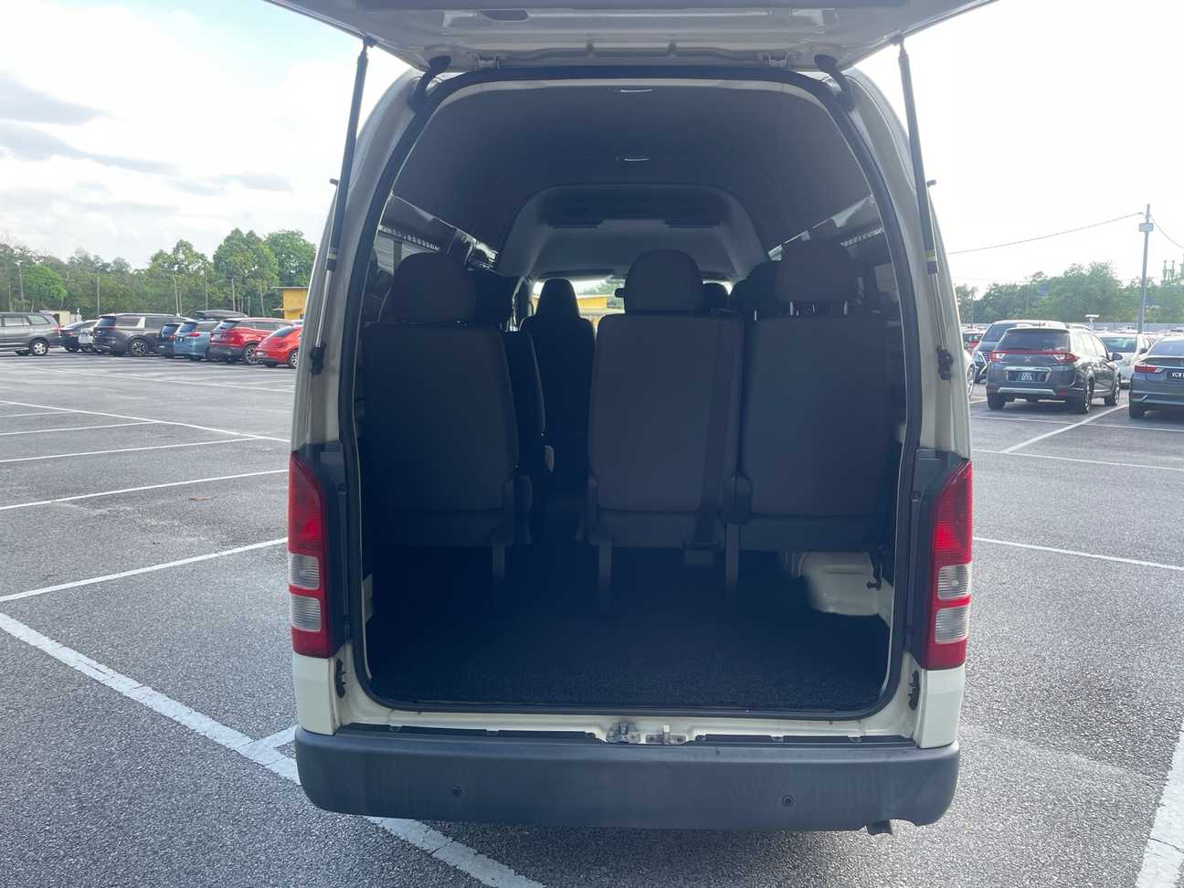 terpakai 2016 Toyota Hiace Window Van 2.5