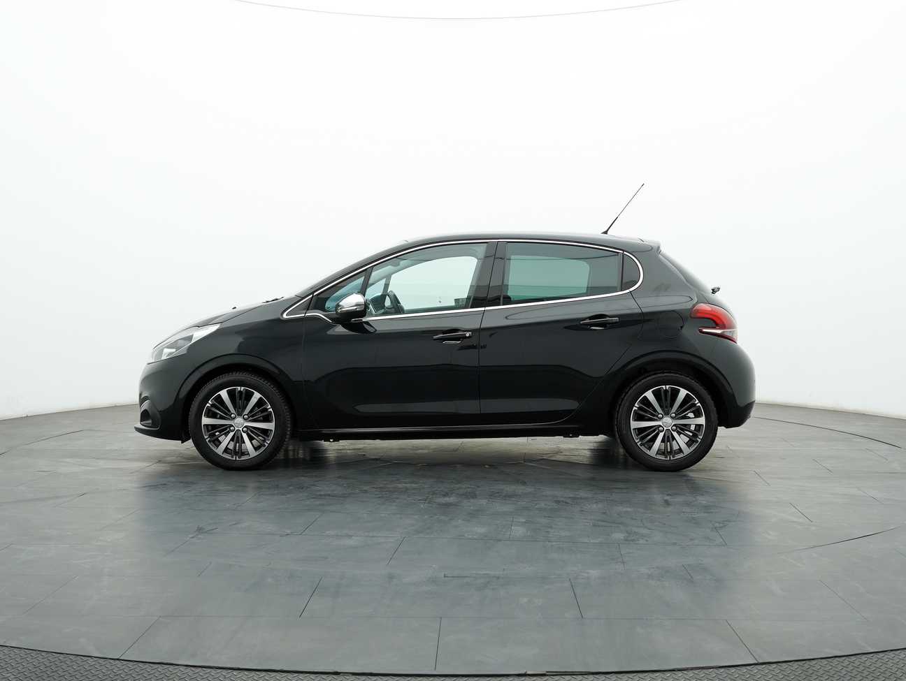 terpakai 2017 Peugeot 208 PureTech 1.2