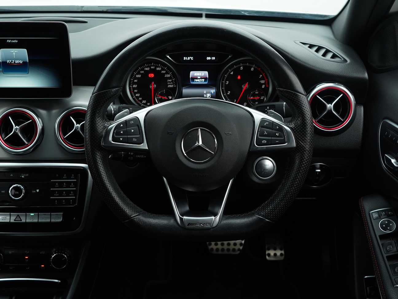 terpakai 2018 Mercedes-Benz GLA250 4MATIC AMG Line 2.0