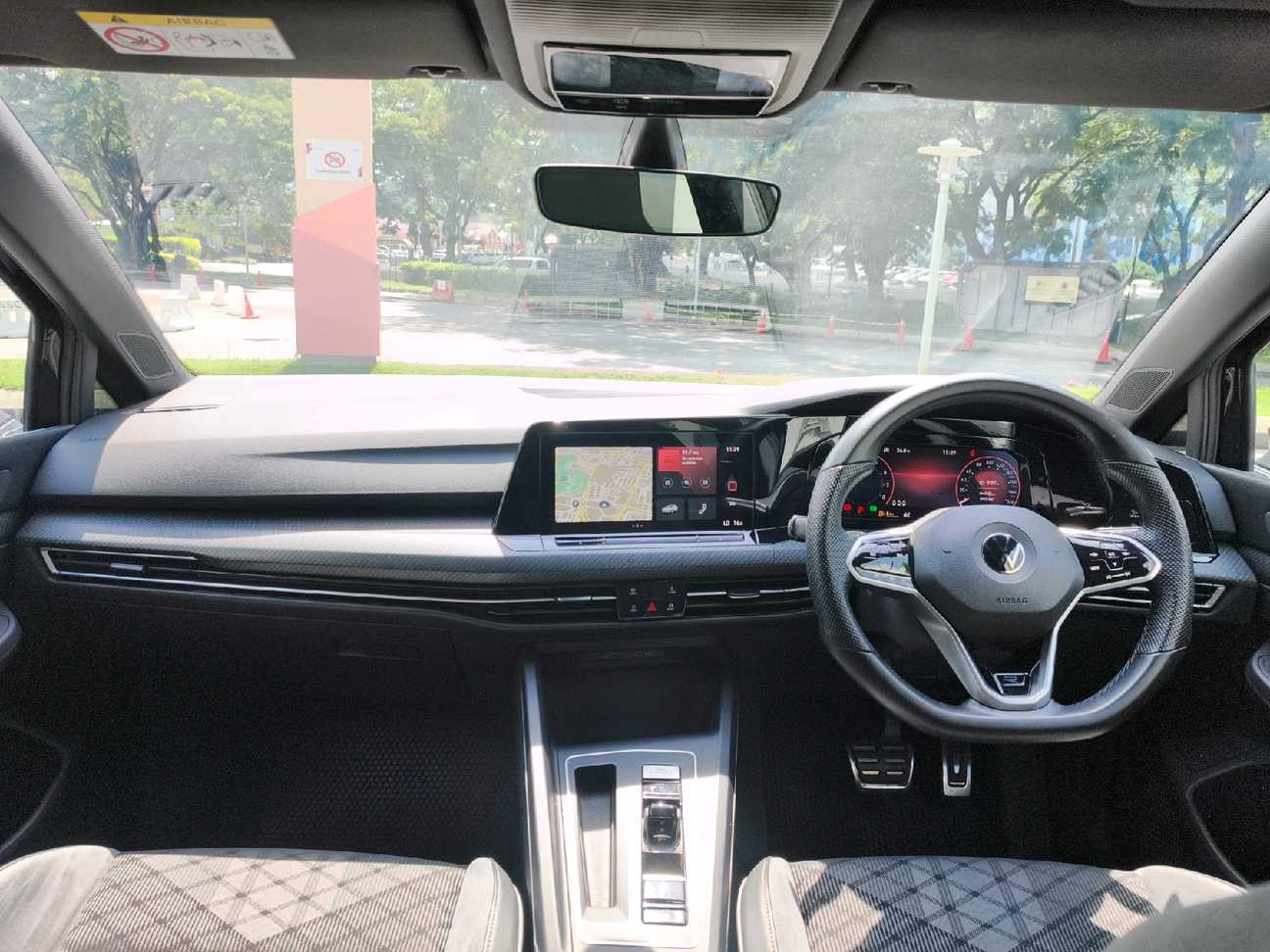 terpakai 2022 Volkswagen Golf TSI R-Line 1.4