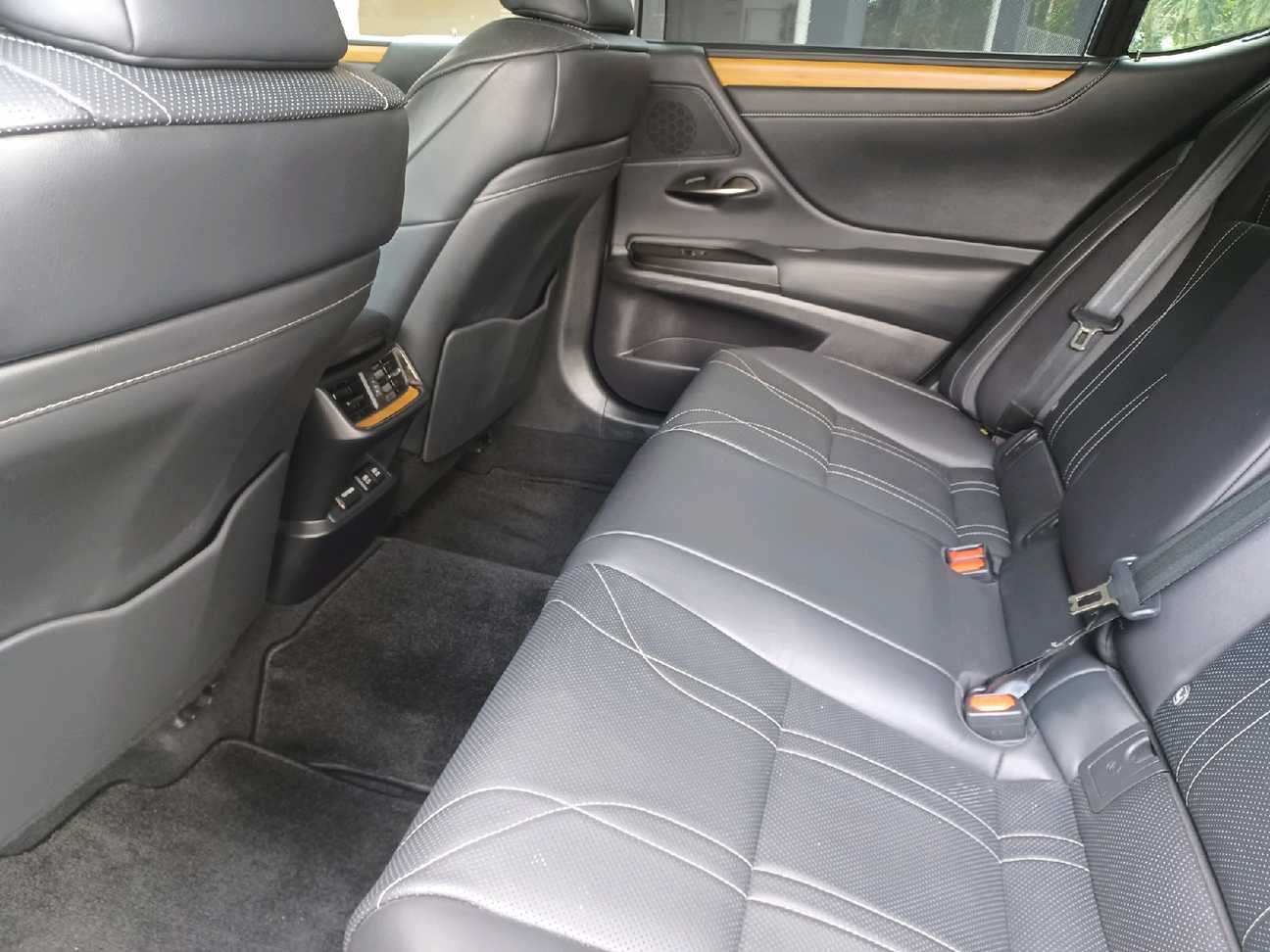 terpakai 2021 Lexus ES 250 Luxury 2.5