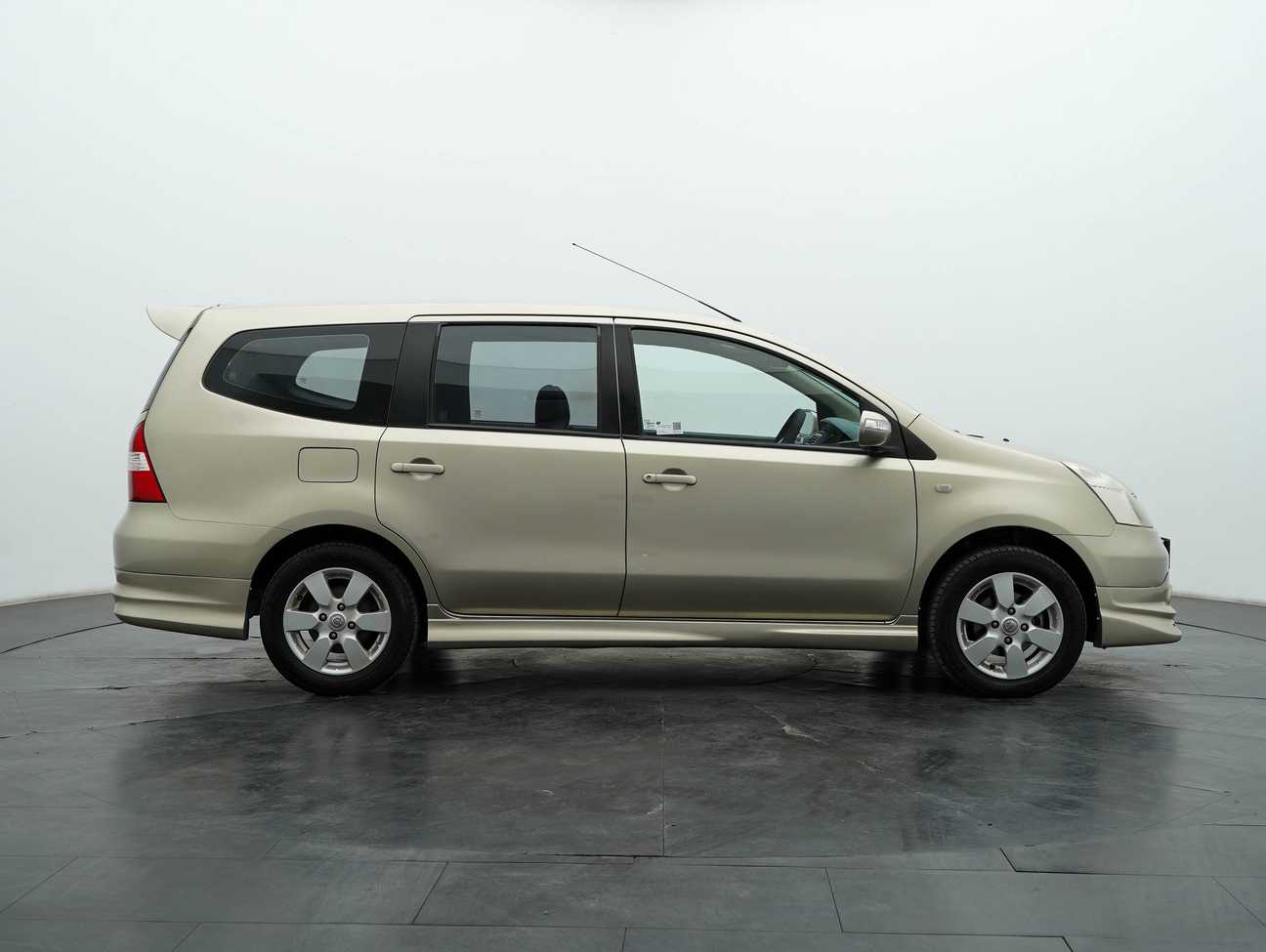 terpakai 2013 Nissan Grand Livina ST-L Comfort 1.6