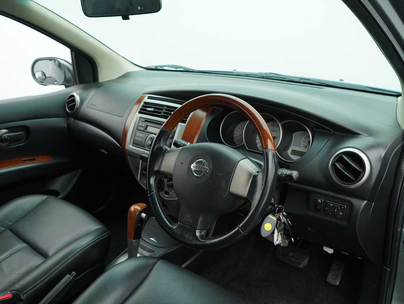 terpakai 2012 Nissan Grand Livina CVTC Comfort 1.8