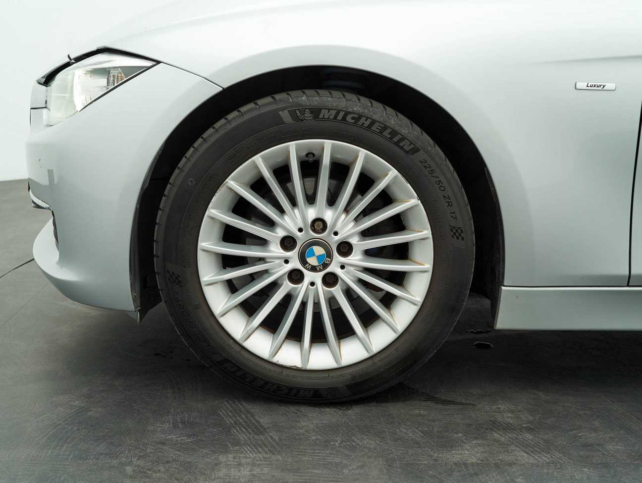 terpakai 2013 BMW 320i Sport Line 2.0