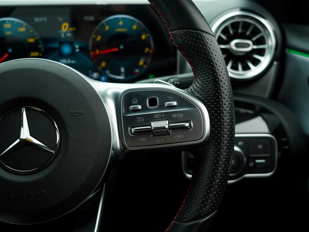 terpakai 2019 Mercedes-Benz A250 AMG Line 2.0