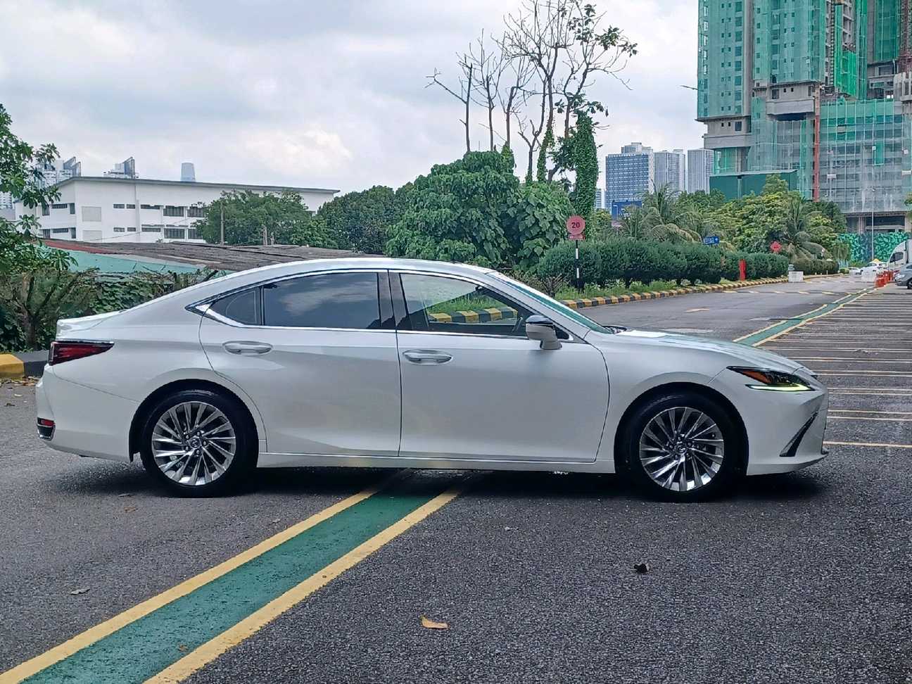 terpakai 2021 Lexus ES 250 Luxury 2.5