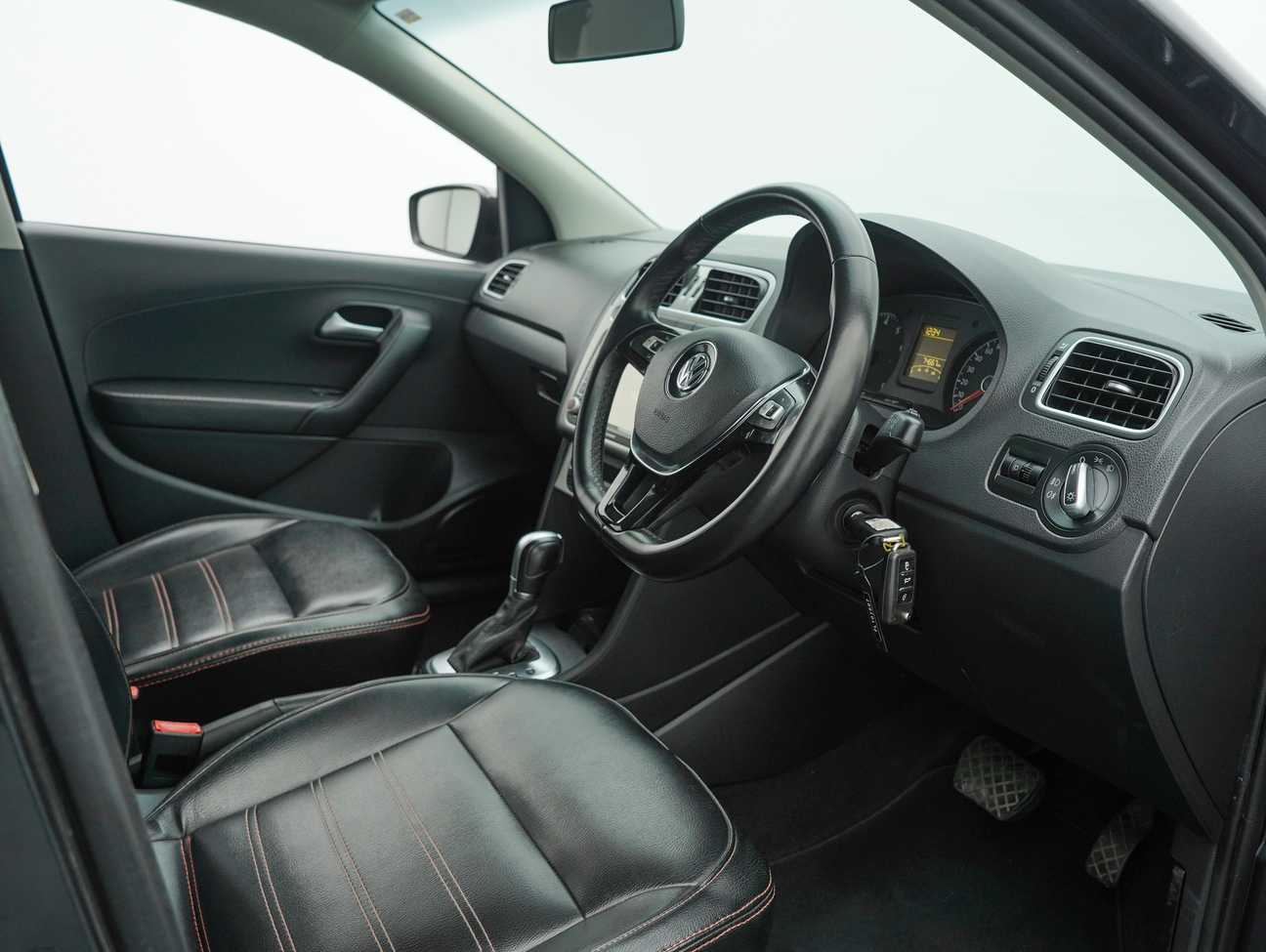 terpakai 2016 Volkswagen POLO HATCHBACK 1.6