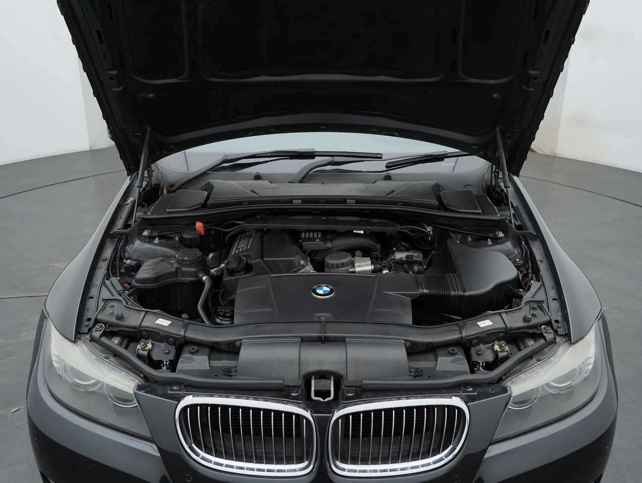 used 2011 BMW 320i  2.0