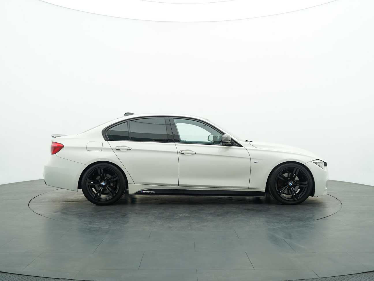terpakai 2015 BMW 330i M Sport 2.0