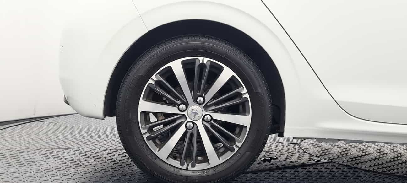 terpakai 2018 Peugeot 208 PURETECH 1.2