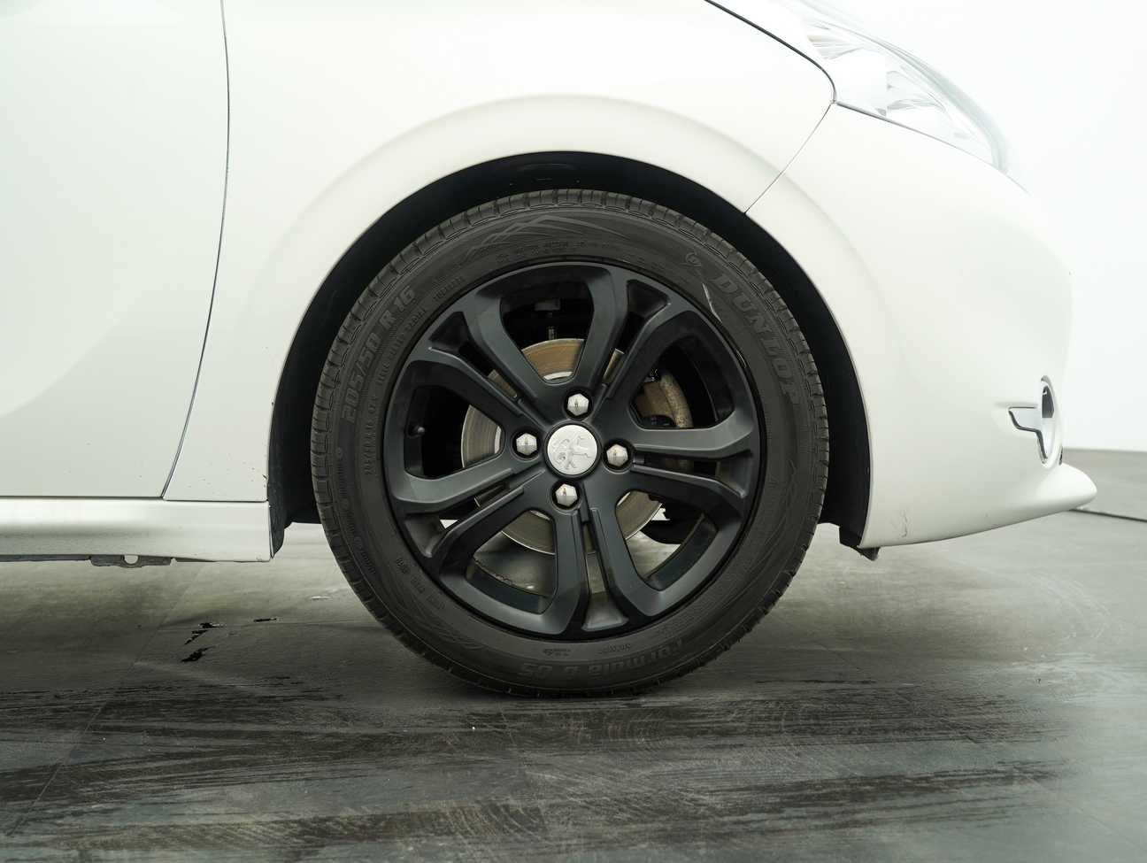 terpakai 2013 Peugeot 208 Allure 1.6