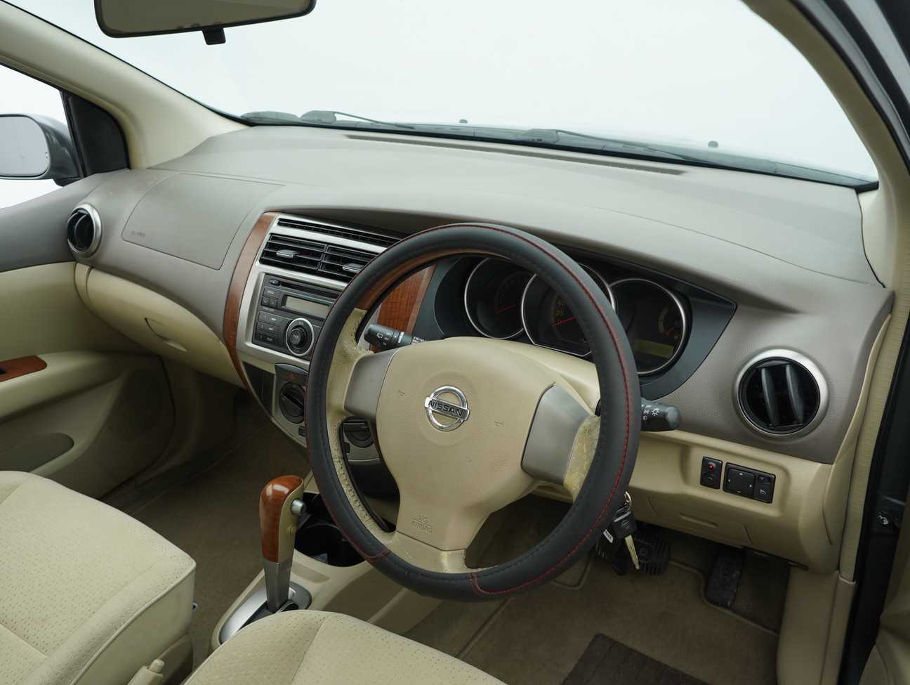 terpakai 2011 Nissan Grand Livina Comfort 1.8