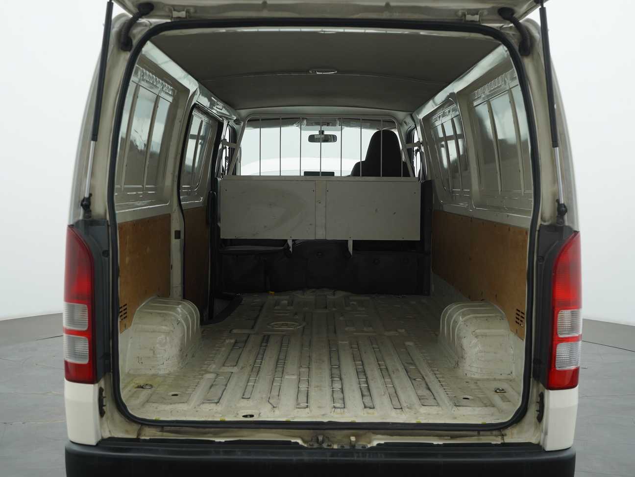 terpakai 2014 Toyota Hiace Panel Van 2.5