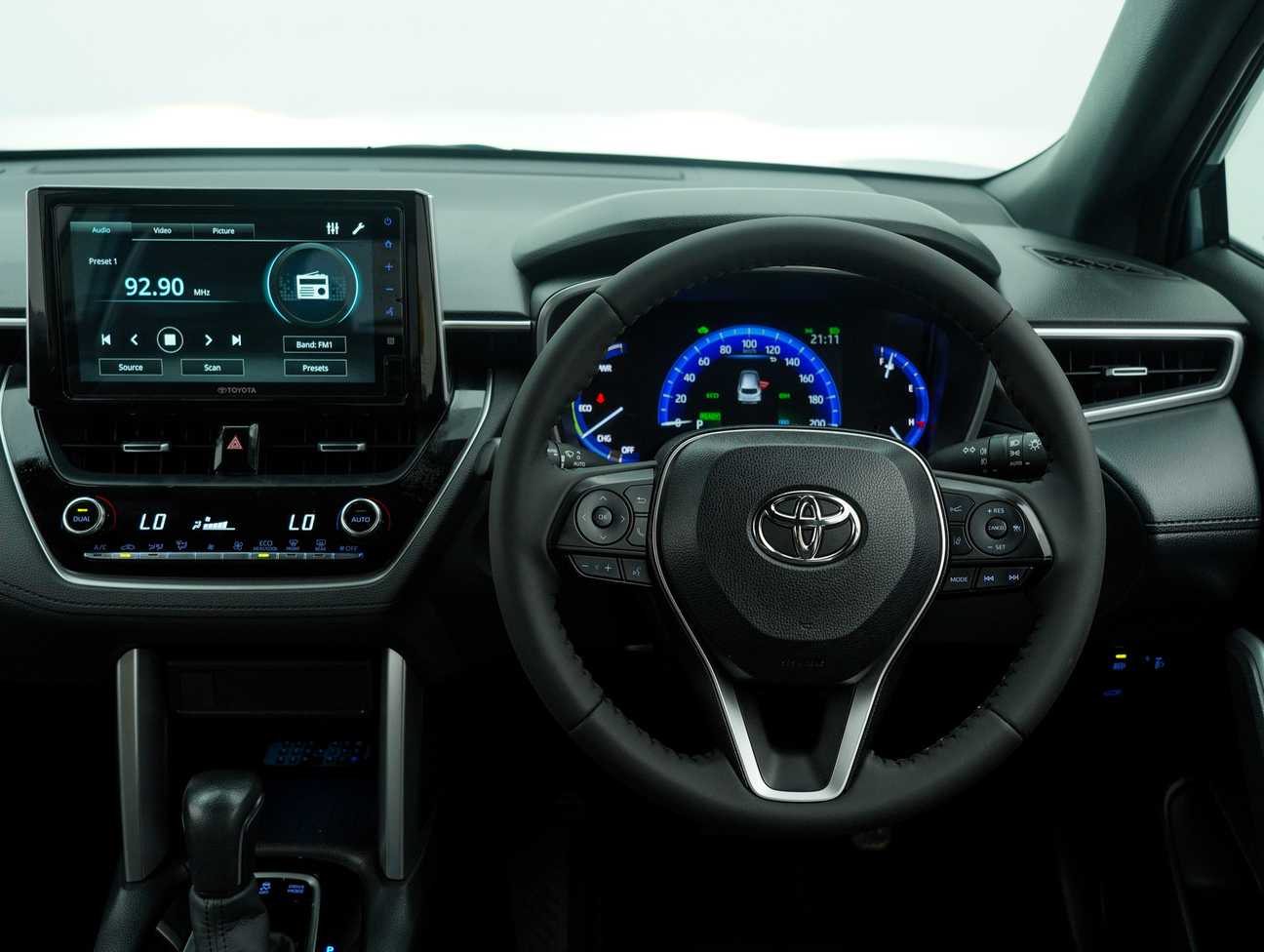 terpakai 2022 Toyota Corolla Cross Hybrid 1.8