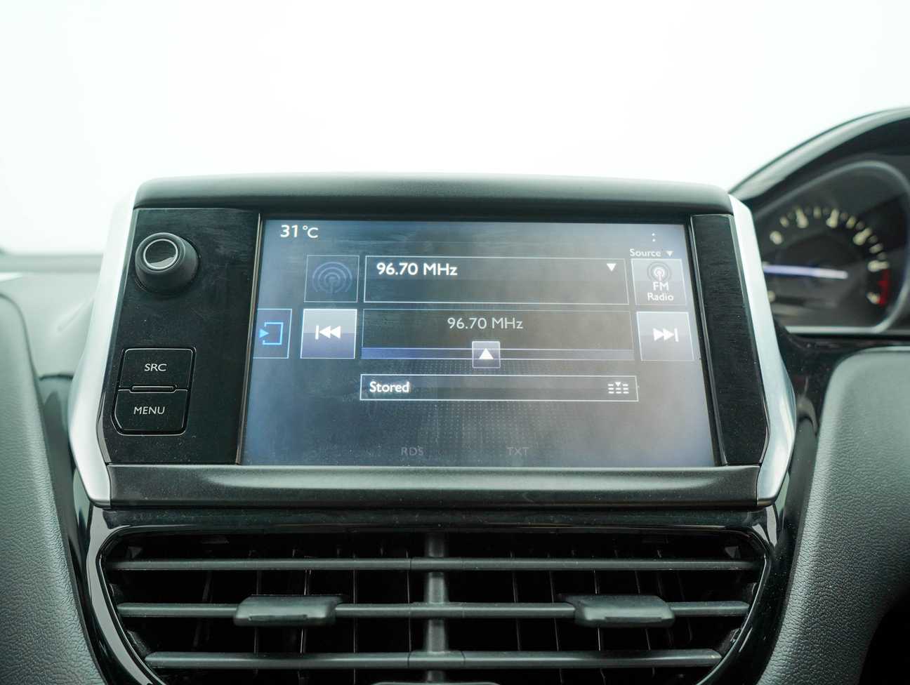 terpakai 2015 Peugeot 208 Allure 3 Door 1.6