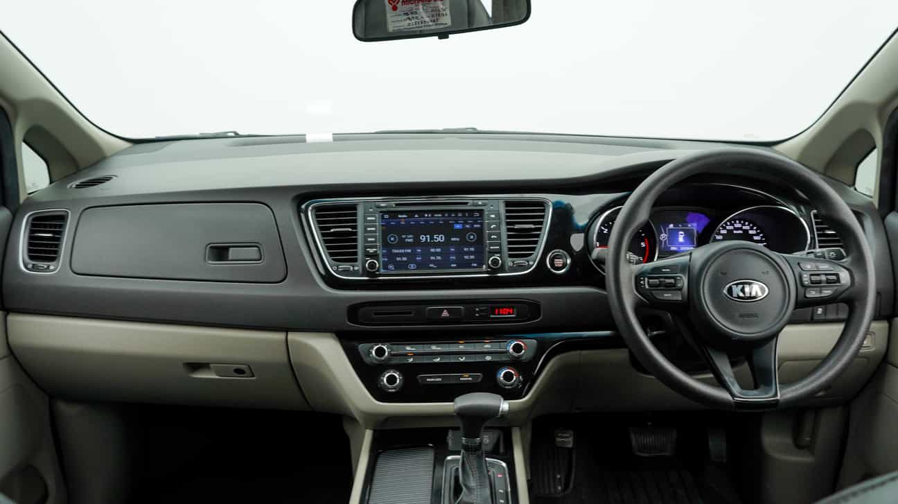 terpakai 2017 Kia CARNIVAL YP 2.2