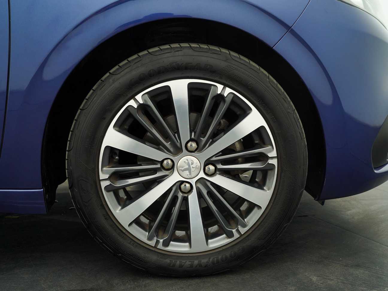 terpakai 2017 Peugeot 208 PureTech 1.2