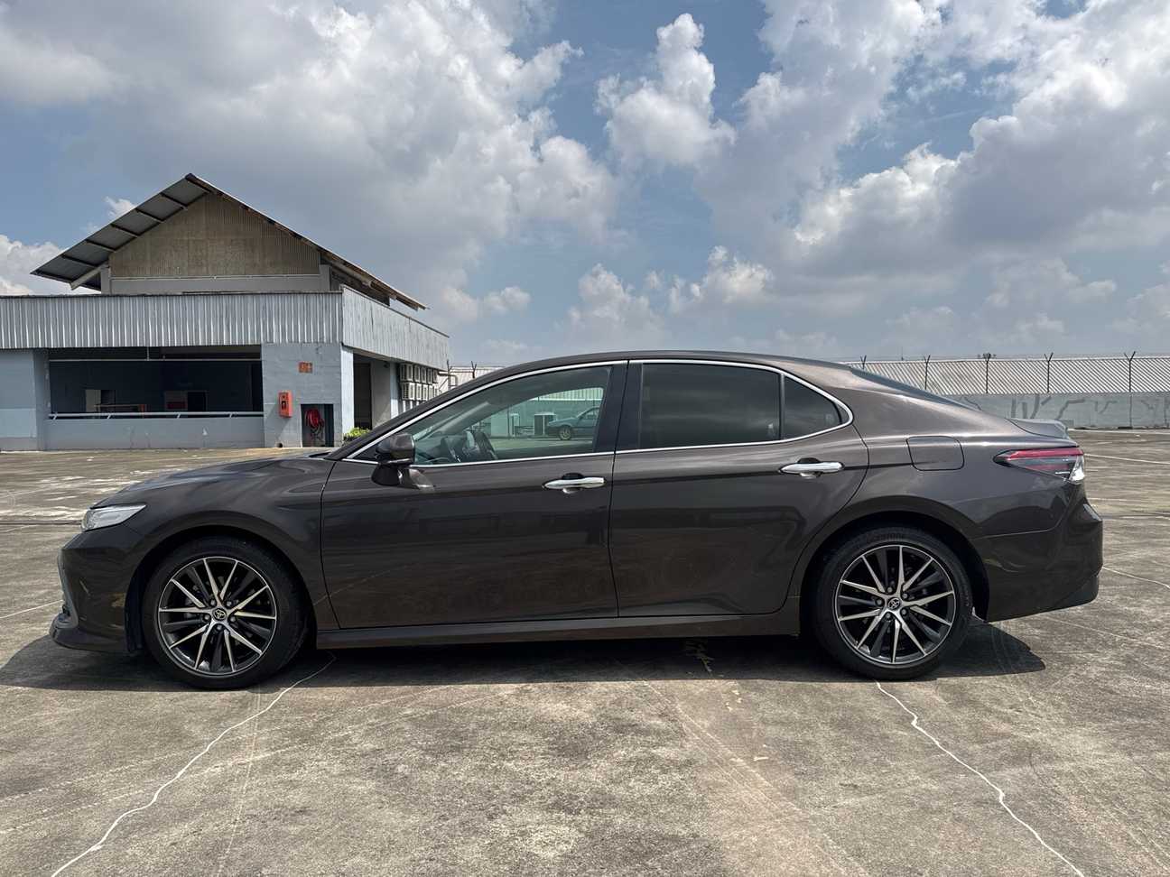 terpakai 2023 Toyota Camry V 2.5