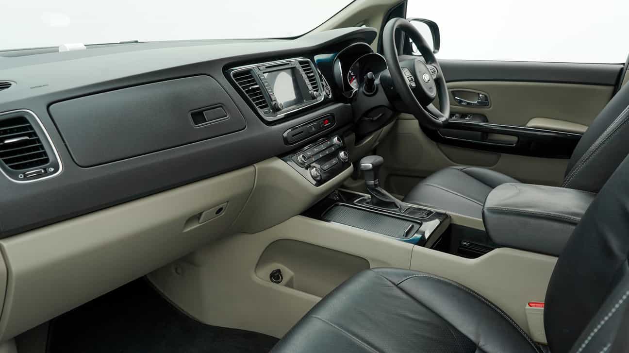 terpakai 2017 Kia CARNIVAL YP 2.2