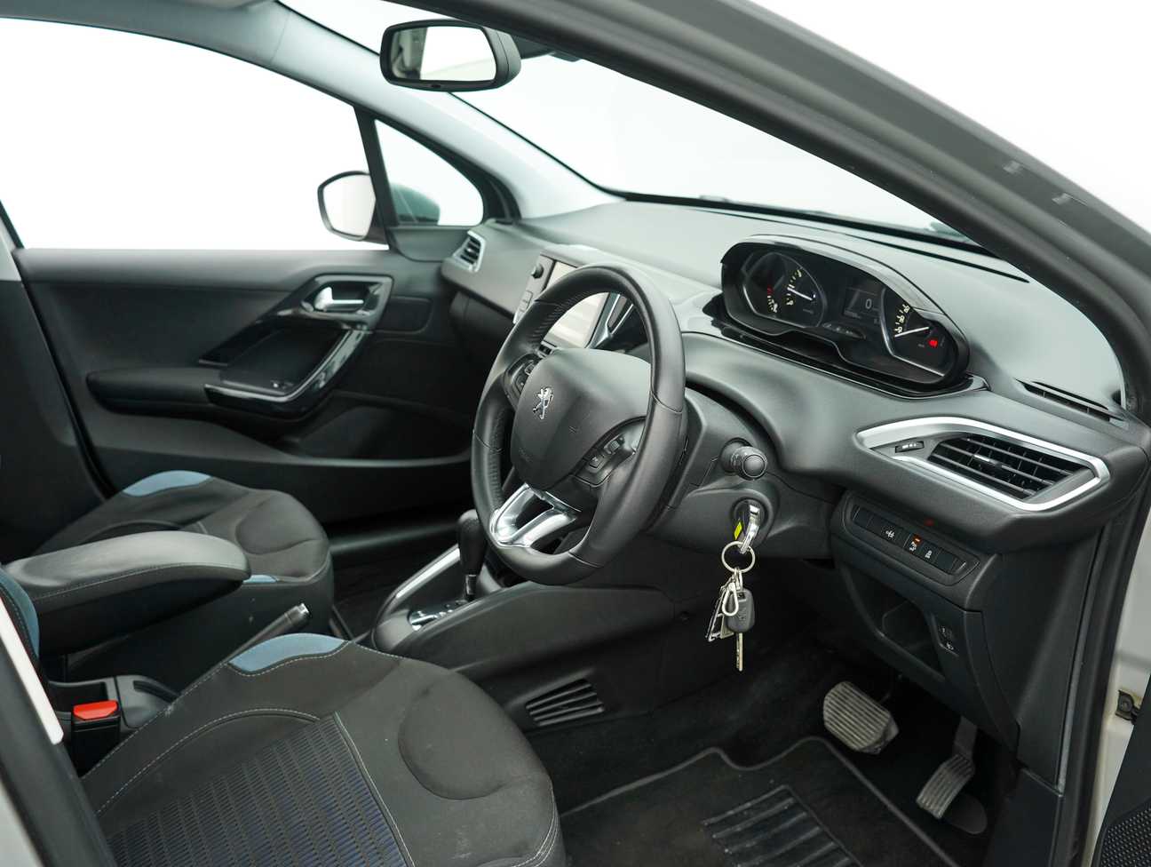terpakai 2015 Peugeot 208 Allure 3 Door 1.6