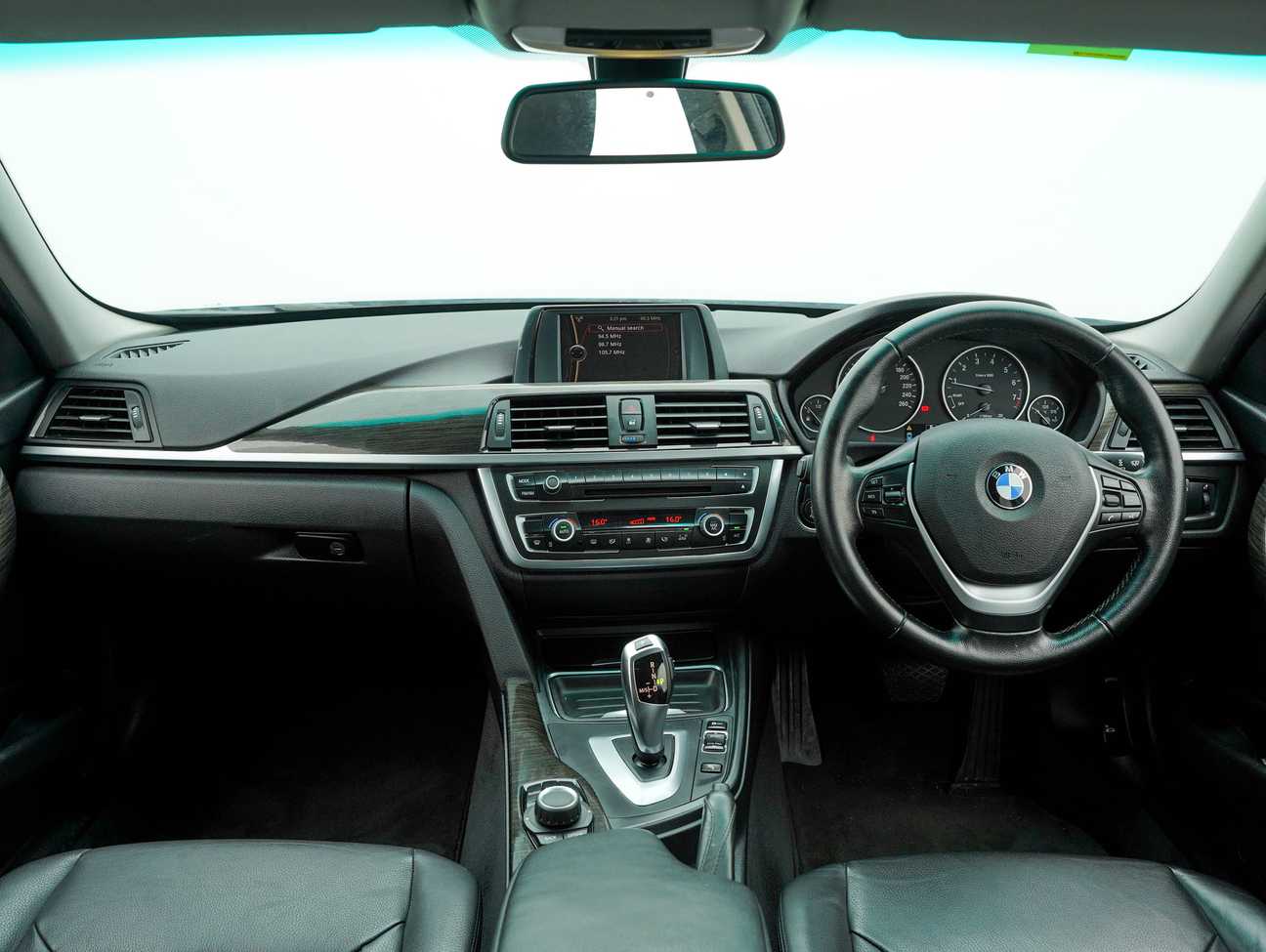 terpakai 2013 BMW 320i Sport Line 2.0