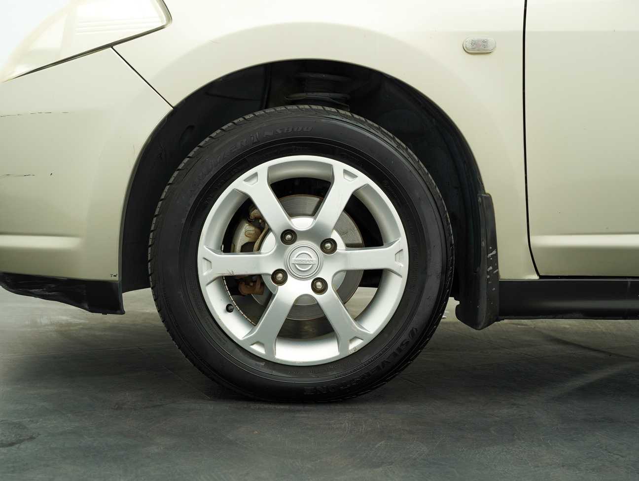 terpakai 2011 Nissan Latio ST 1.6