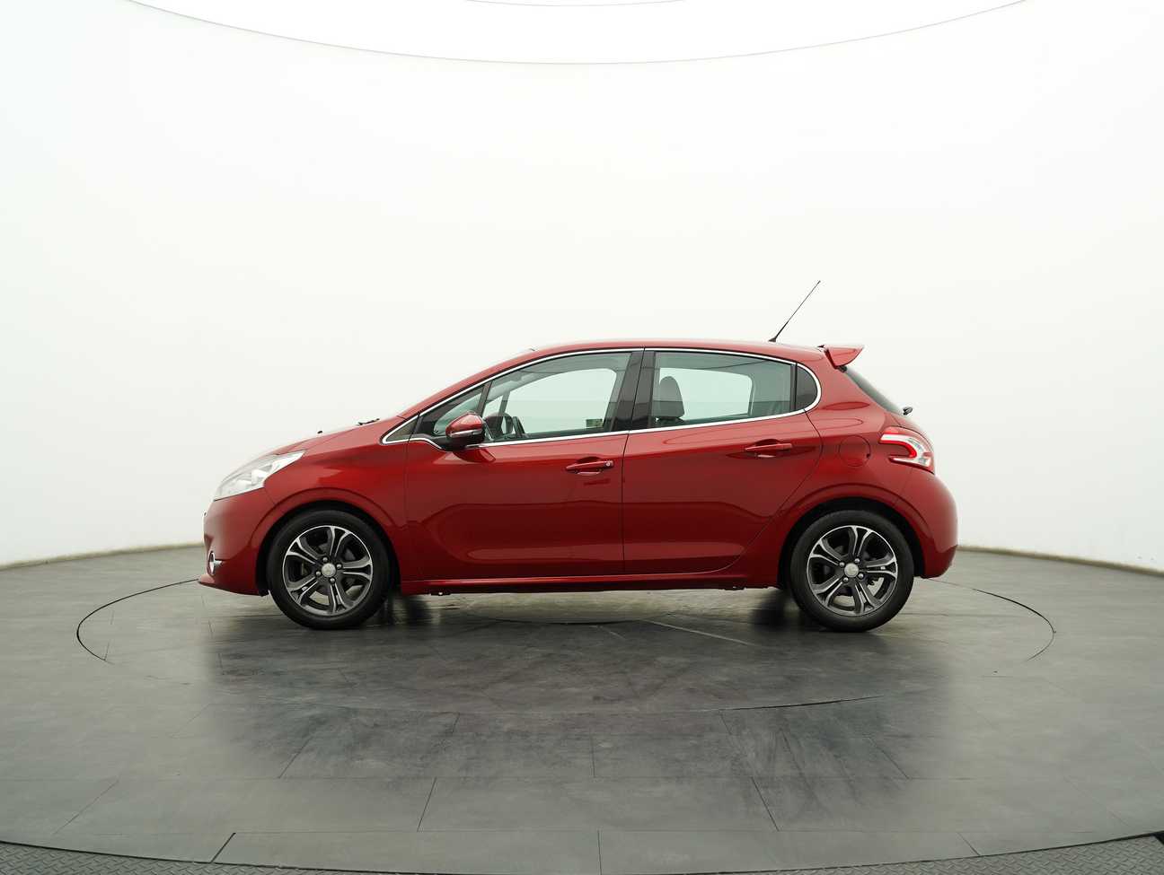 terpakai 2015 Peugeot 208 Allure 3 Door 1.6