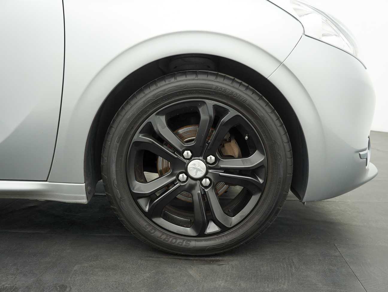 terpakai 2015 Peugeot 208 Allure 3 Door 1.6