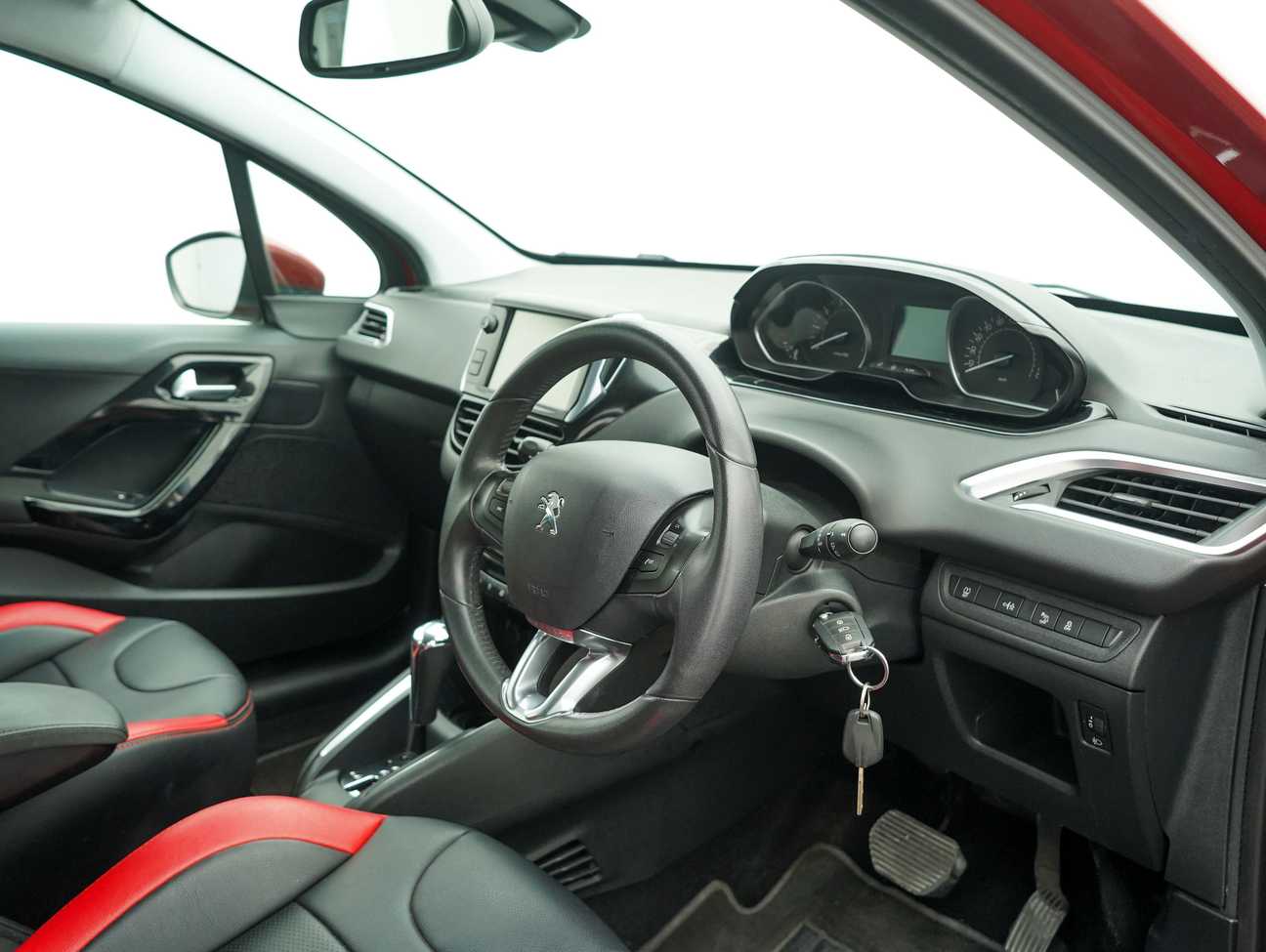 terpakai 2015 Peugeot 208 Allure 3 Door 1.6