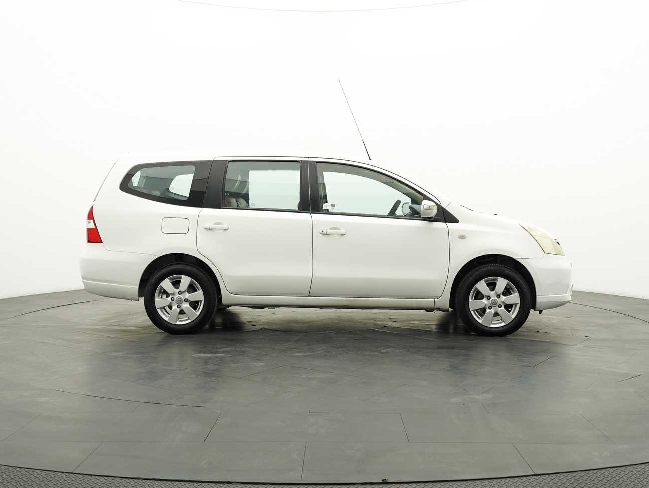 used 2011 Nissan Grand Livina ST-L Comfort 1.6