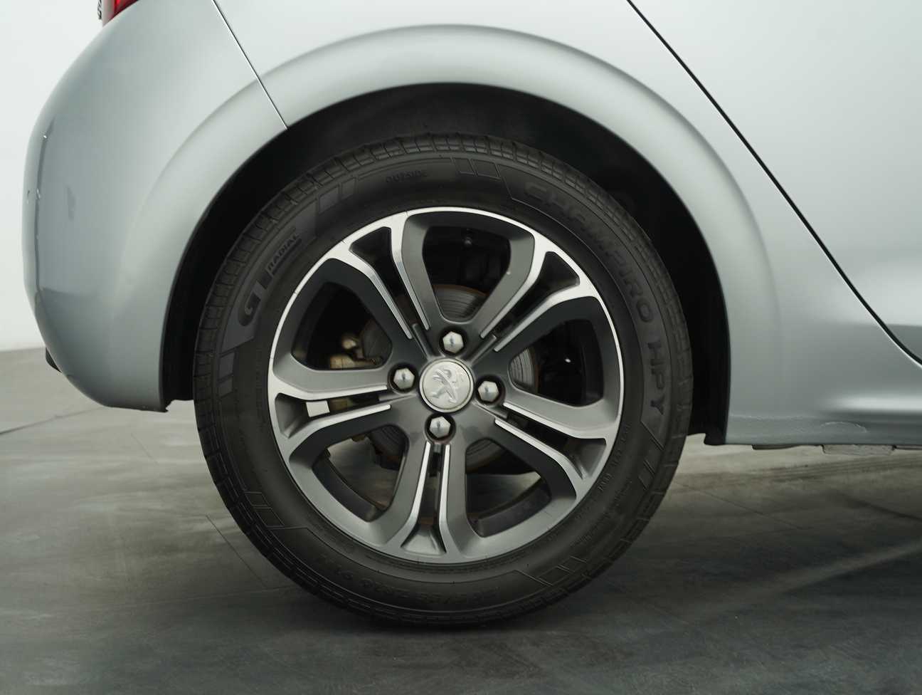 terpakai 2014 Peugeot 208 Allure 5 Door 1.6