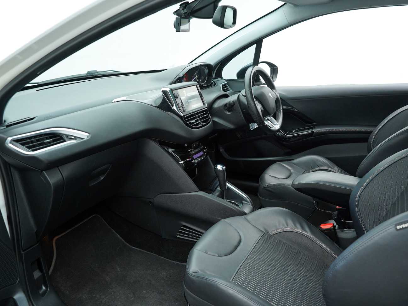 terpakai 2014 Peugeot 208 Allure 3 Door 1.6