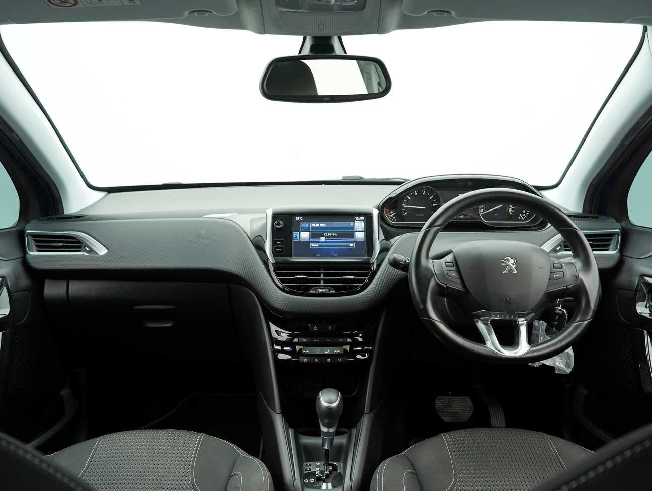 terpakai 2017 Peugeot 208 PureTech 1.2