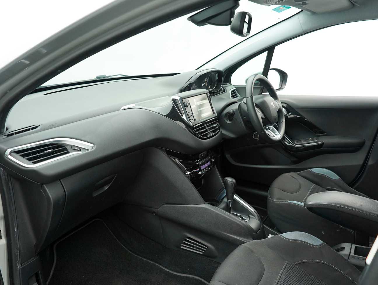 terpakai 2015 Peugeot 208 Allure 3 Door 1.6