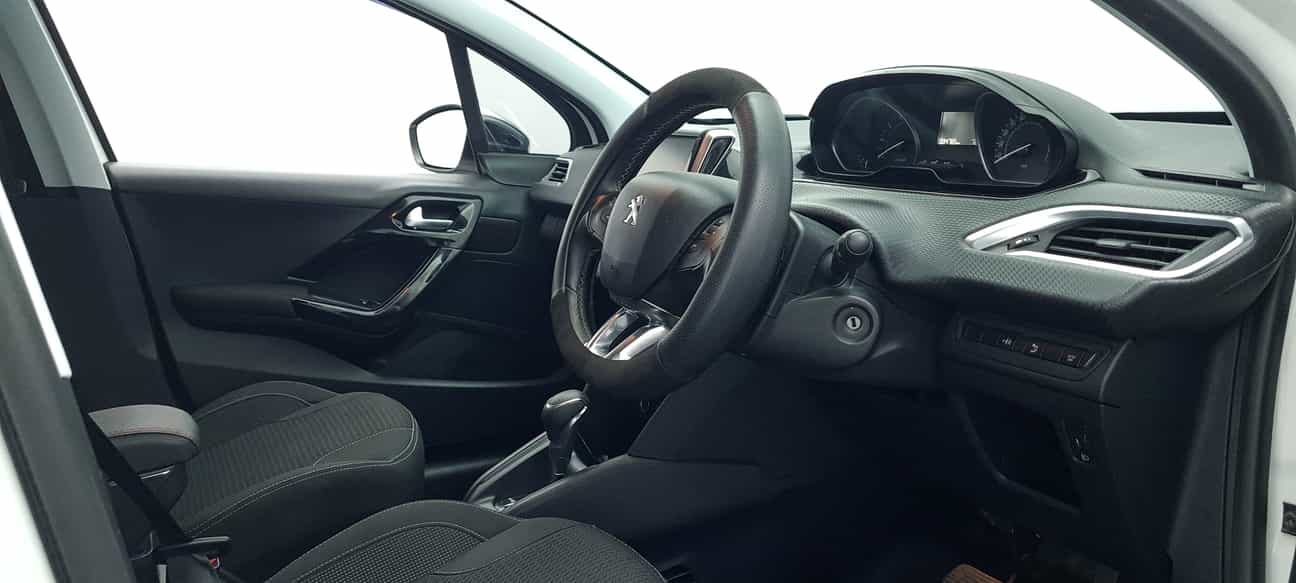 terpakai 2018 Peugeot 208 PURETECH 1.2