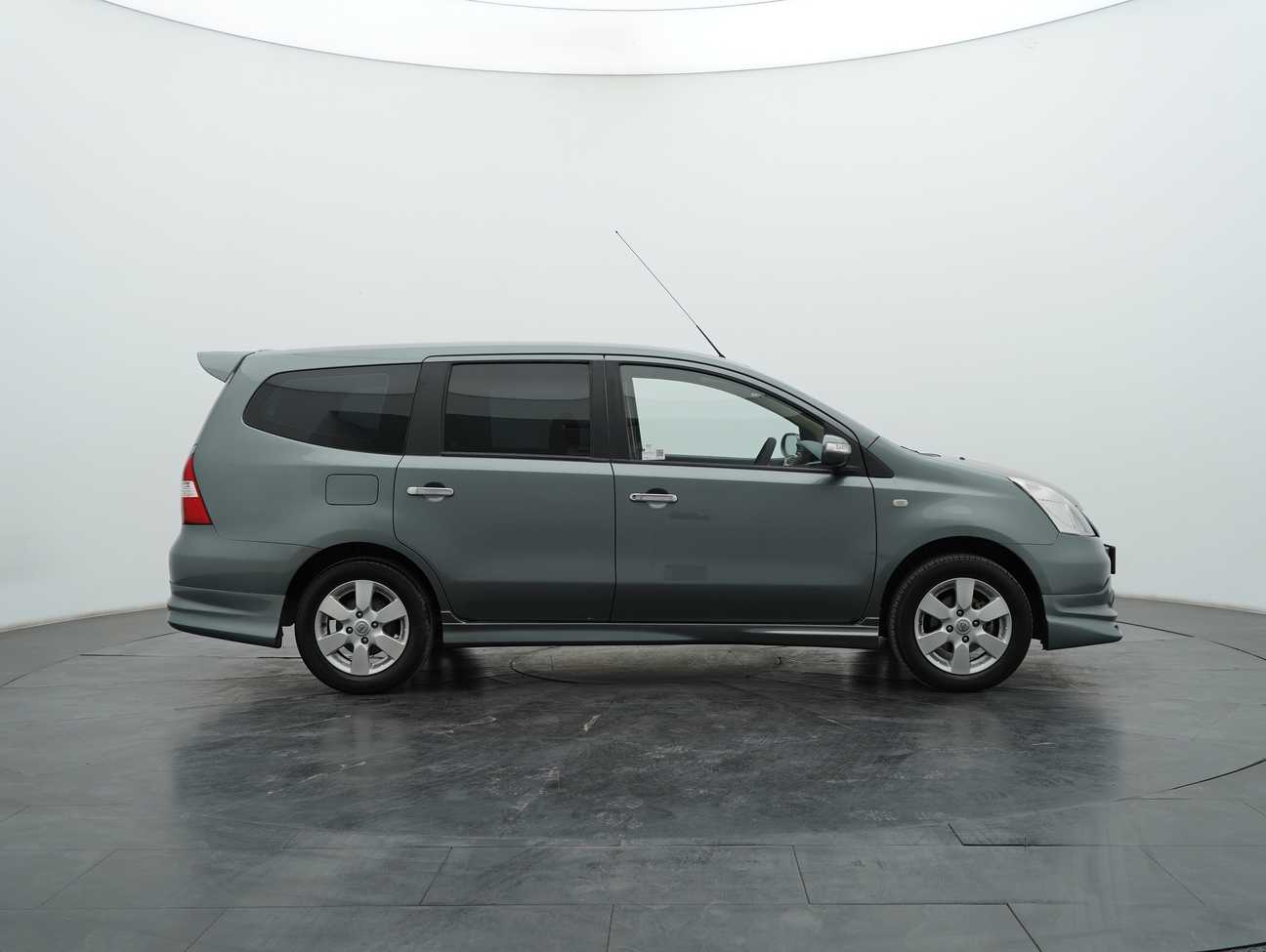 used 2013 Nissan Grand Livina CVTC Comfort 1.8