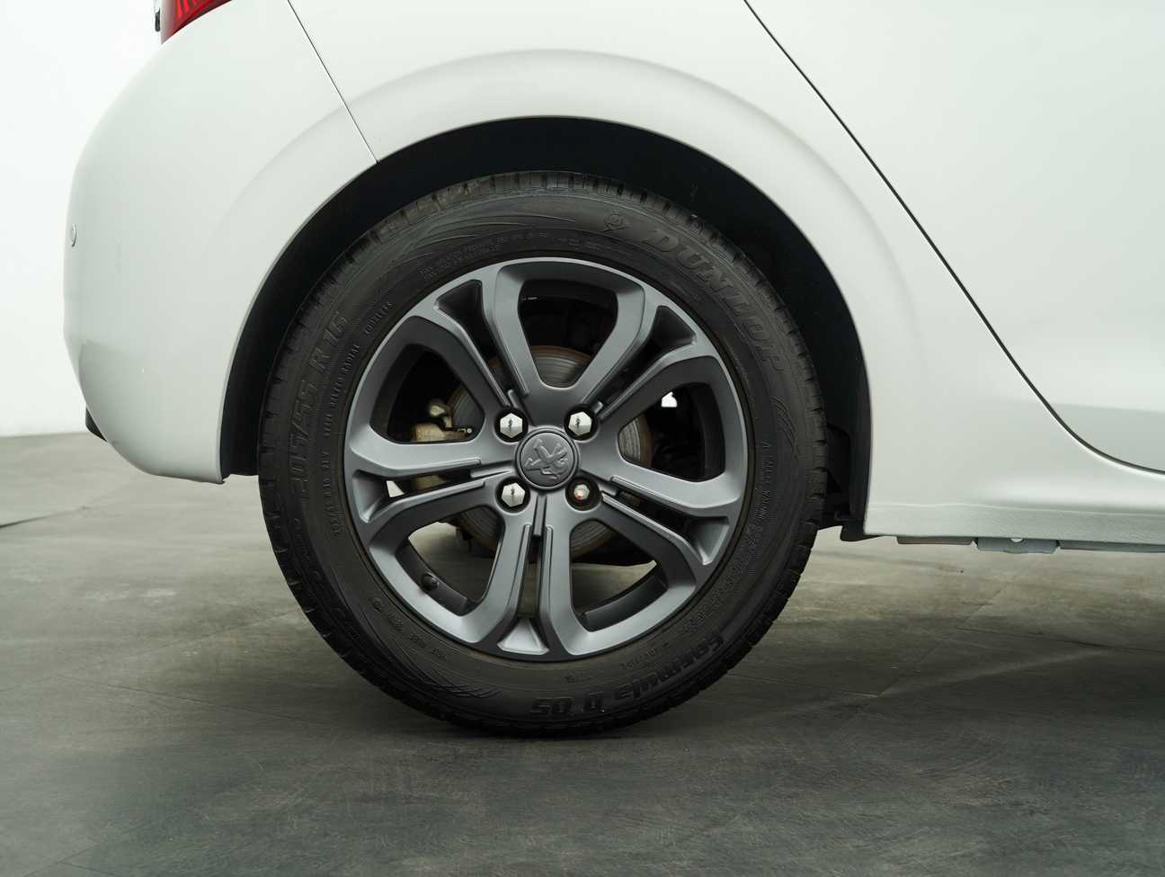 terpakai 2015 Peugeot 208 Allure 3 Door 1.6