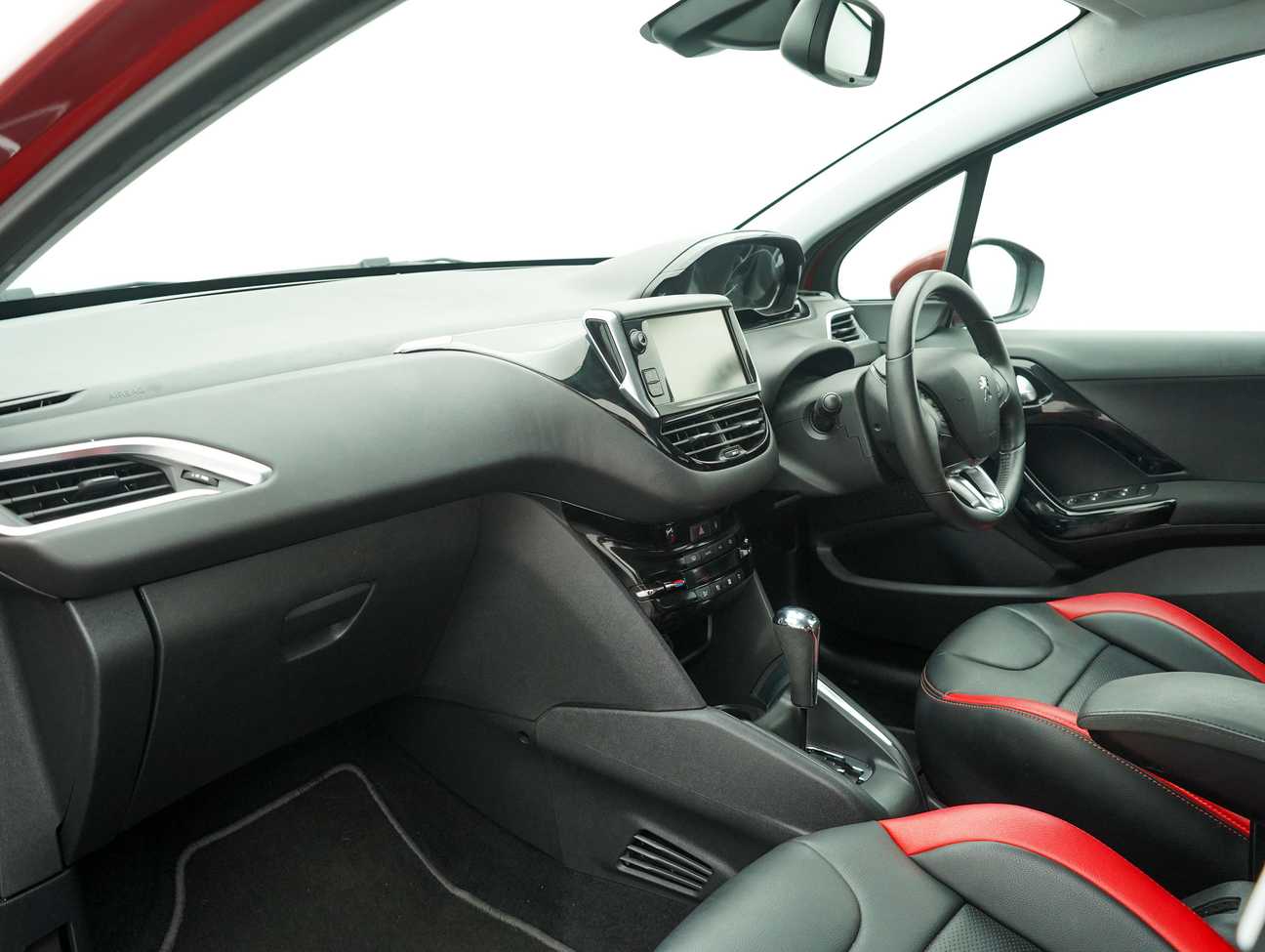 terpakai 2015 Peugeot 208 Allure 3 Door 1.6