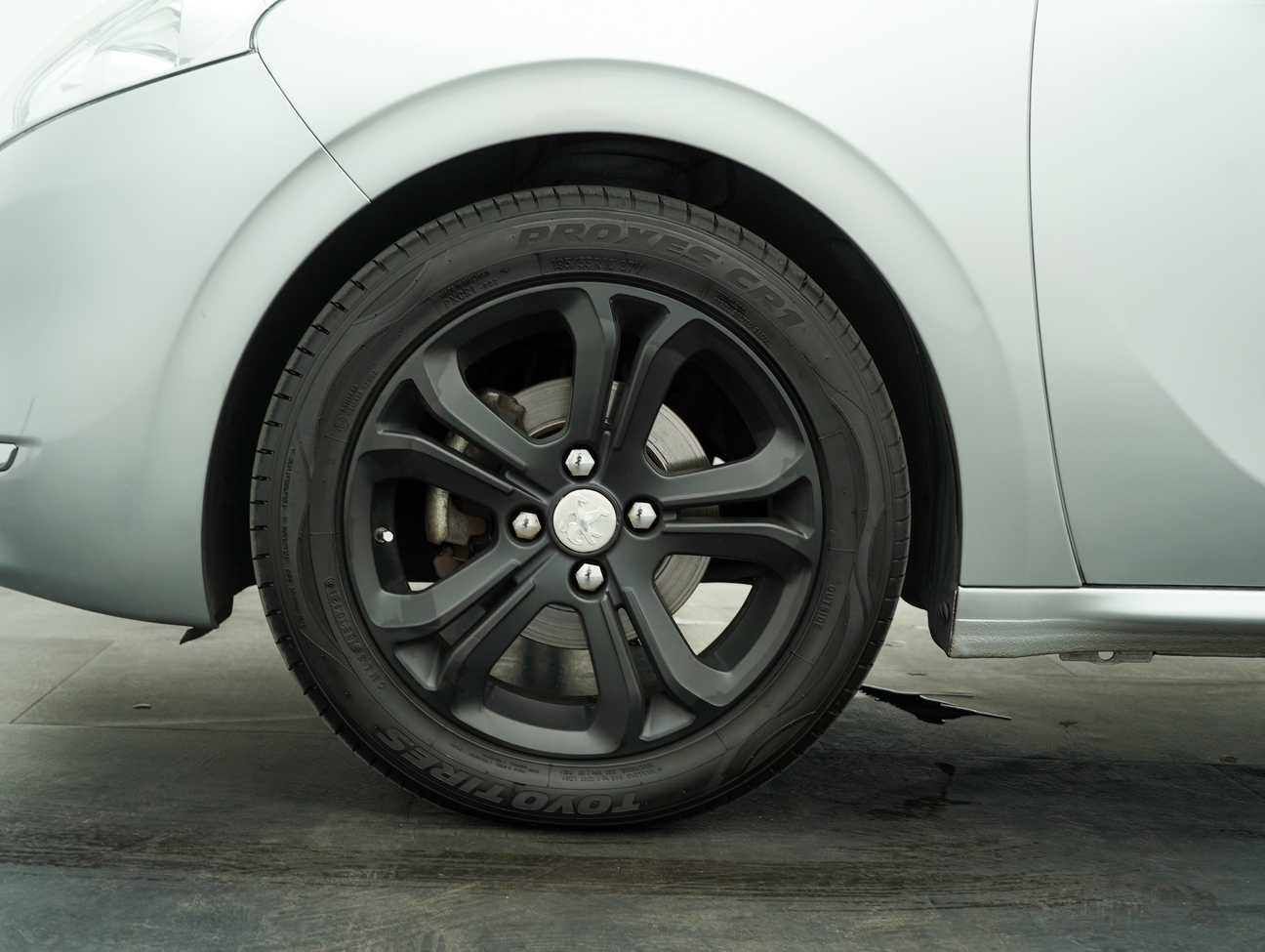 terpakai 2015 Peugeot 208 Allure 3 Door 1.6